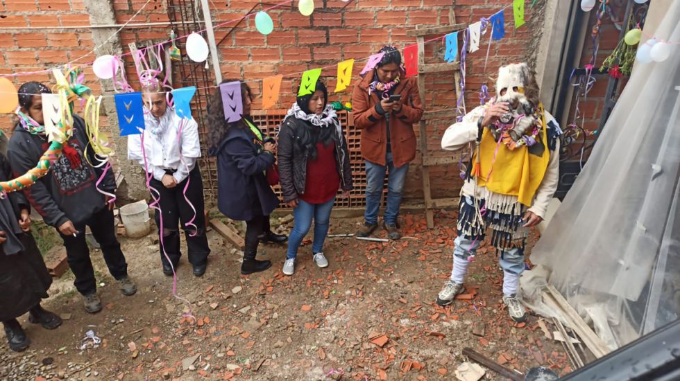 El diablo se prepara para arrancar la ch'alla de Ñandereko