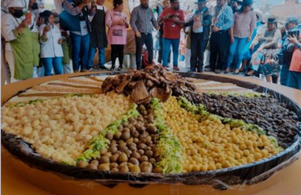 Sacaba: Estudiantes de gastronomía presentan el plato más grande de puchero