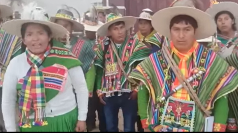 Potosino que tiró la silla de Evo denuncia que su esposa e hijo fueron "chicoteados" en un cabildo