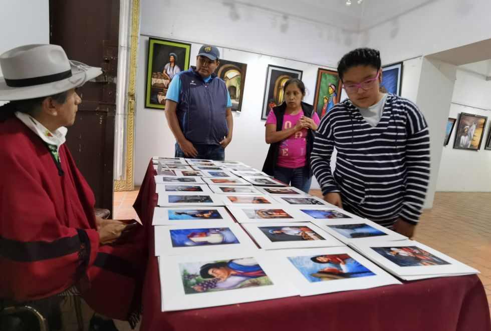 El pintor atiende a sus clientes