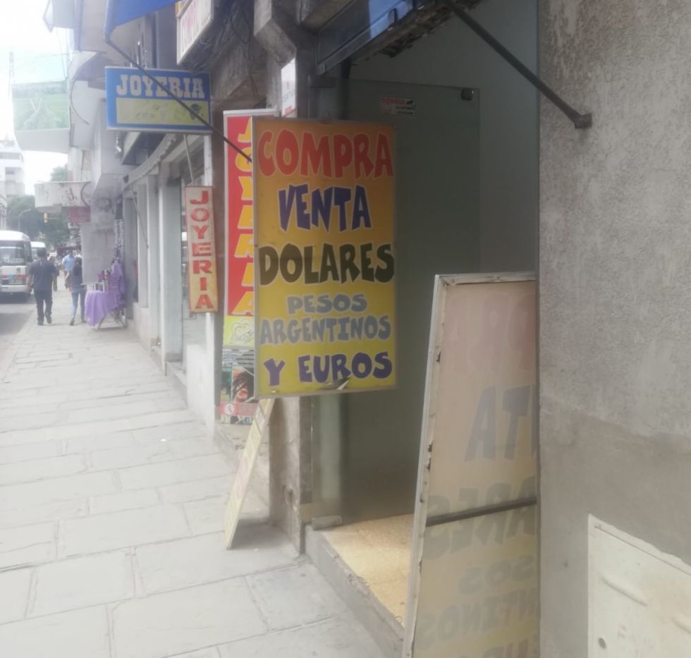 Especulación apresura escasez de dólares en las casas de cambio