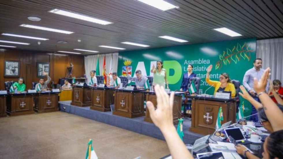 Asamblea cruceña aprueba ley que ratifica a Camacho como gobernador