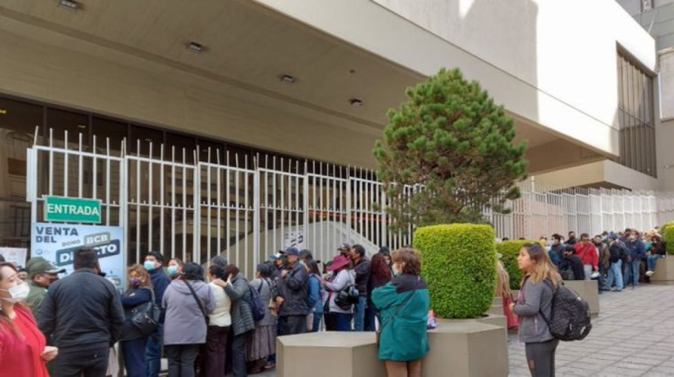 El BCB vendió unos 800 mil dólares a más de 50 personas en el primer día de atención directa