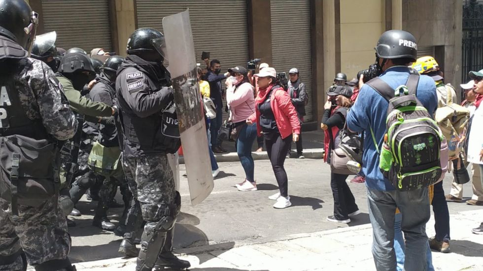 Marcha de maestros colapsa el centro de La Paz por la liberación de un dirigente y la atención a sus demandas