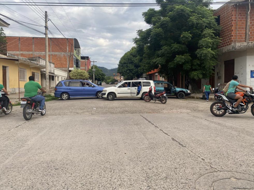 Bermejo amanece bloqueado por el mal estado de las calles