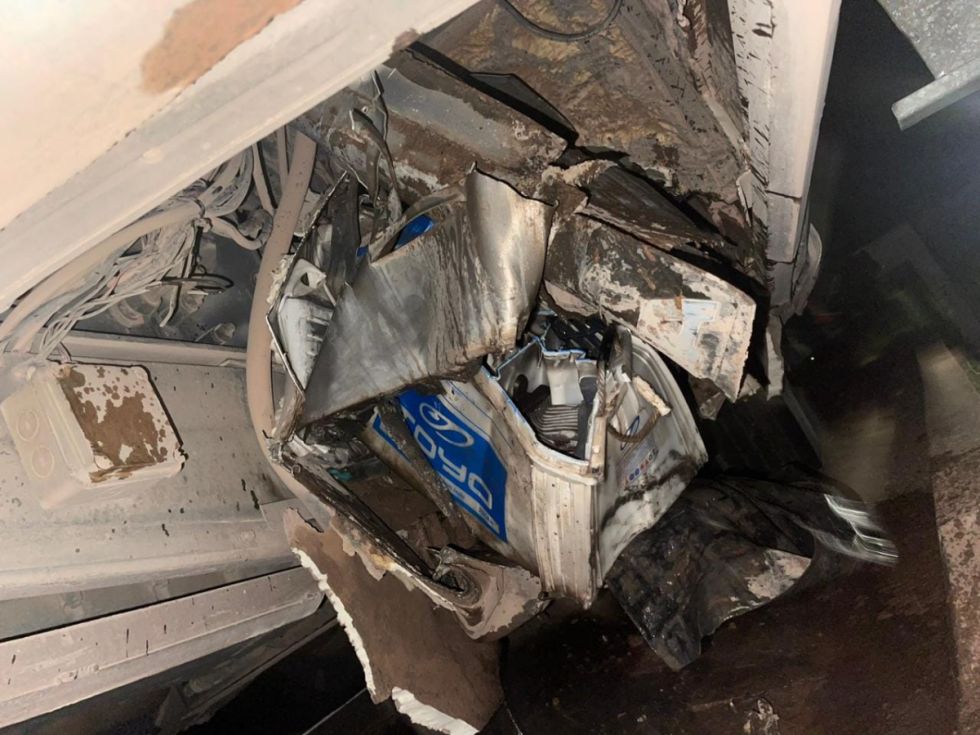 Cómo quedó incrustada la valla de seguridad