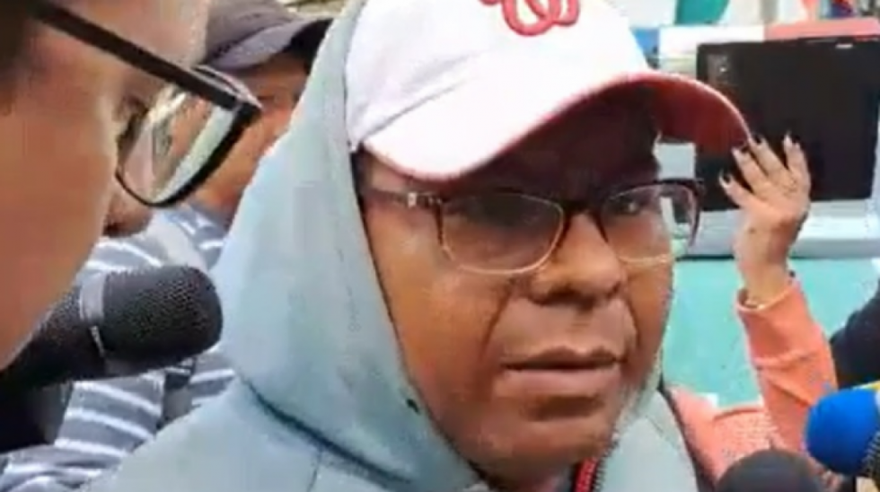 Liberan a uno de los maestros detenidos