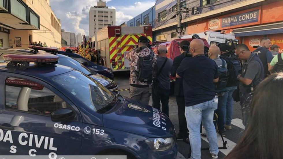 Se desploma el estacionamiento de un centro comercial y autos caen al patio de comidas (VIDEO)