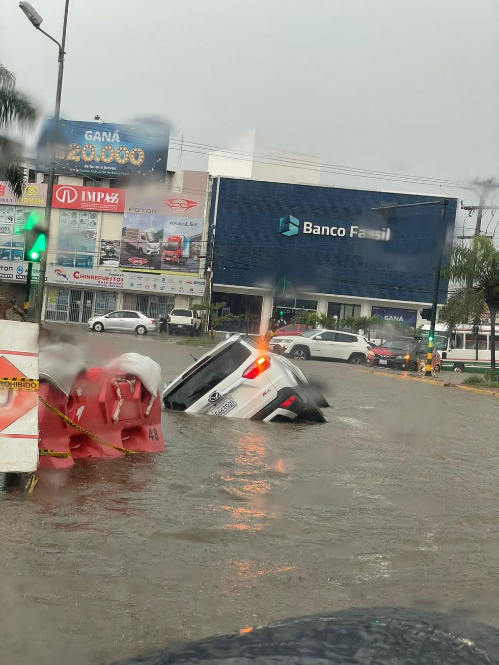 Intensa lluvia provoca caos en Santa Cruz