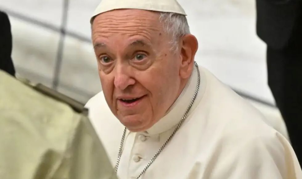 El Papa no descarta revisar el celibato sacerdotal y dice que a veces puede ‘llevar a un machismo’