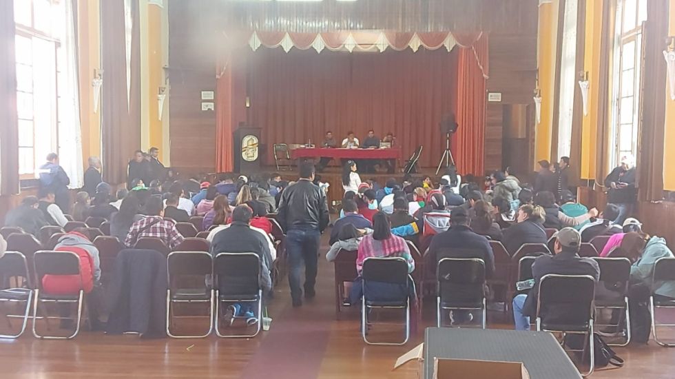 Maestros urbanos de Bolivia anuncian radicalizar sus medidas de presión con bloqueo de carreteras y nuevas marchas