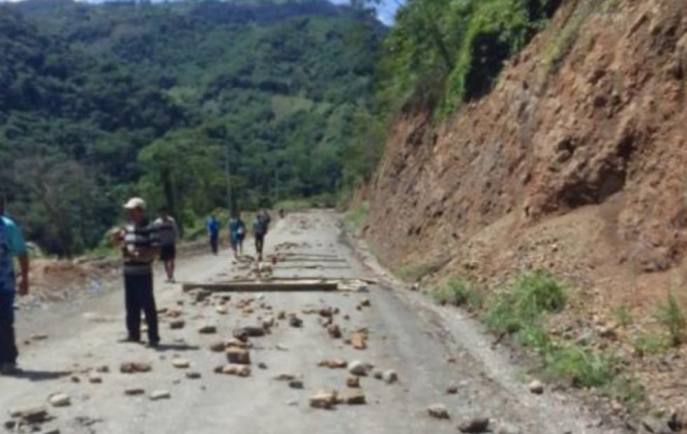 Evo Morales logra ingresar a los Yungas y provoca bloqueo de caminos en La Asunta