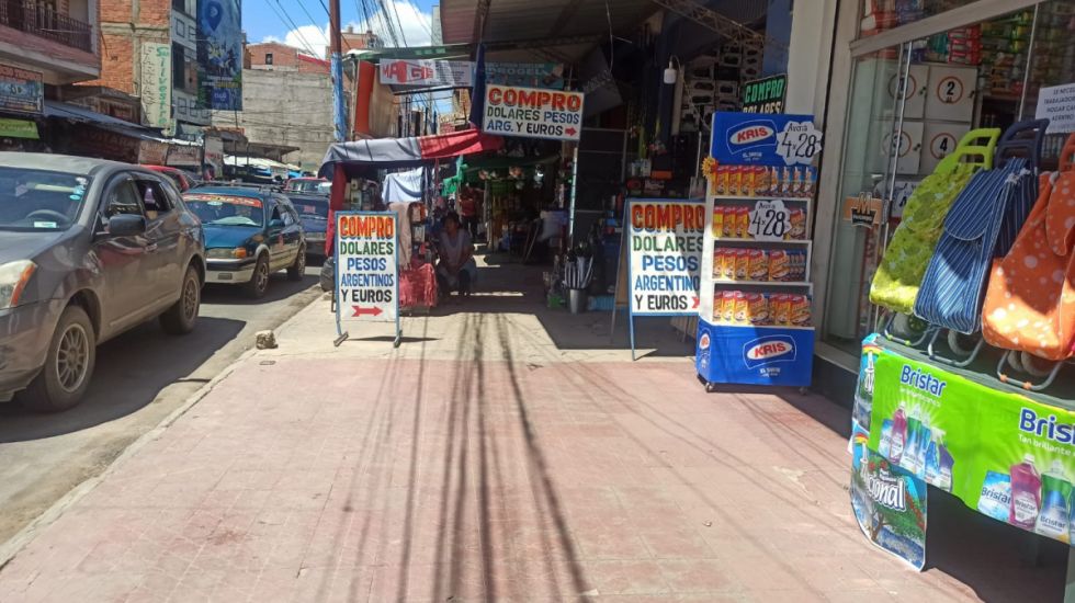 Tarija: Casas de cambio en el Campesino venden el dólar hasta en Bs 7,30 