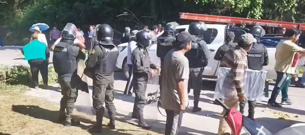 Maestros bloquean el puente internacional en Bermejo