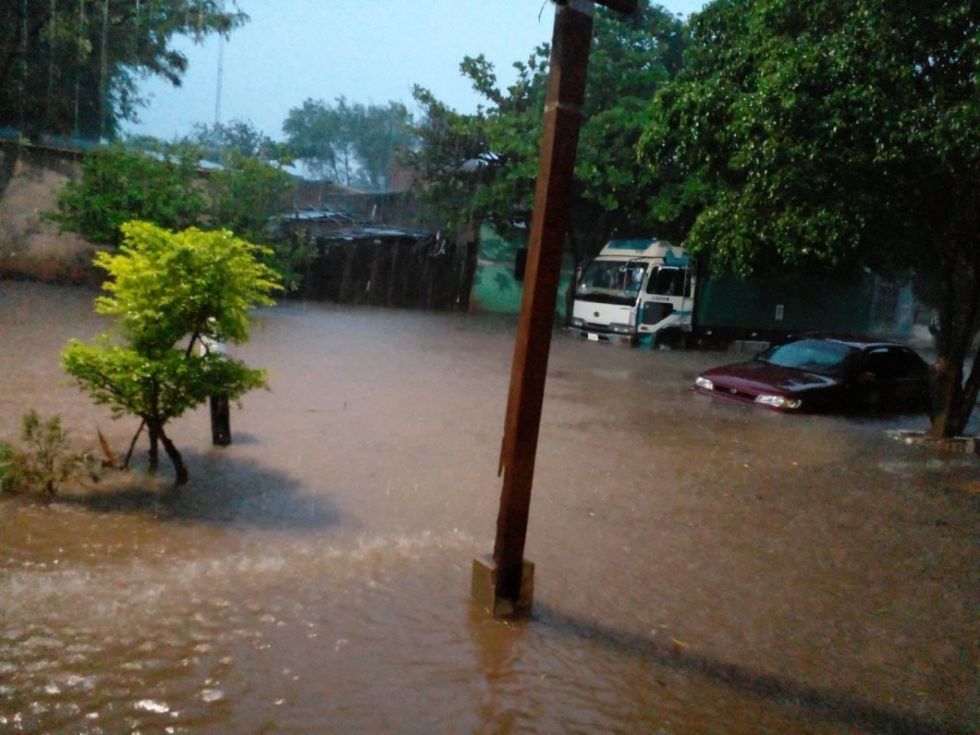 Villa Montes bajo el agua, intensa lluvia deja calles y escuelas anegadas (Videos)