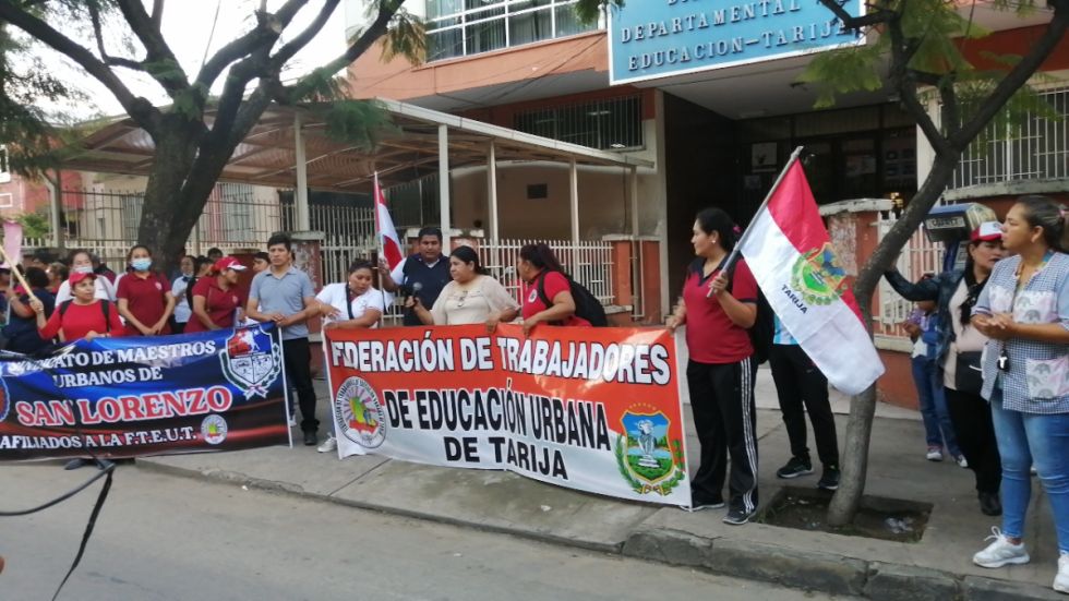 Maestros movilizados anuncian paro y huelga si el Ministerio de Educación no responde a sus demandas 