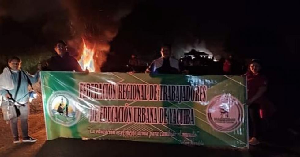 Pese a las lluvias, maestros de Yacuiba y Villa Montes instalan bloqueo de carreteras