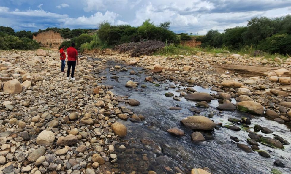 Denuncian contaminación del río Santa Ana por explotación "indiscriminada" de áridos