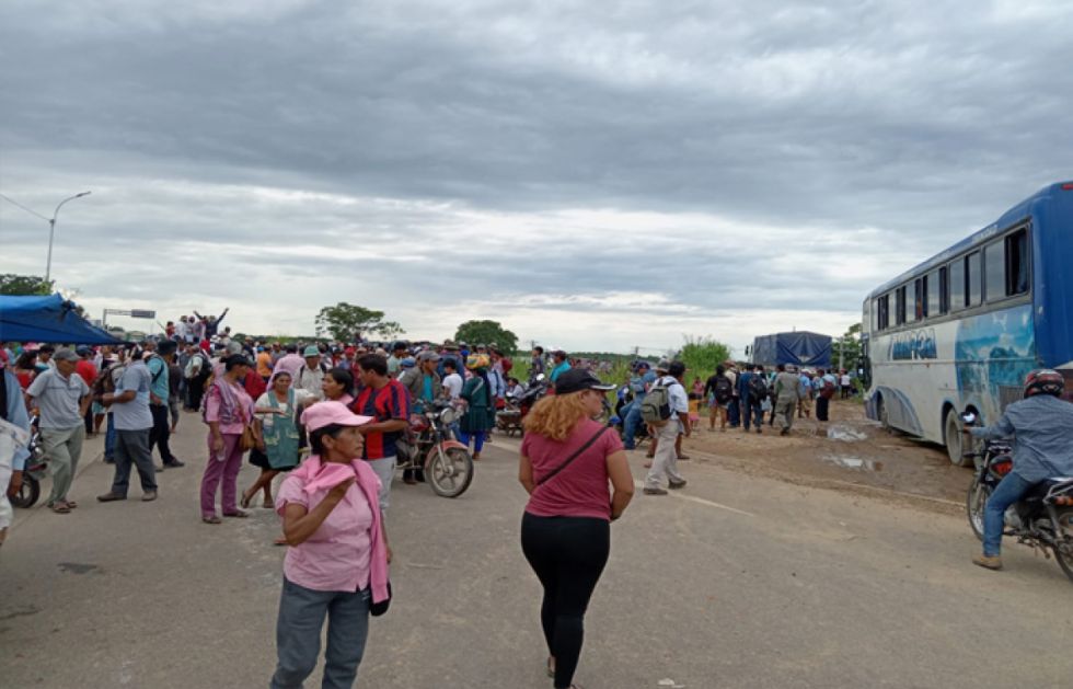 Reportan bloqueo en Yapacaní en la carretera Santa Cruz-Cochabamba