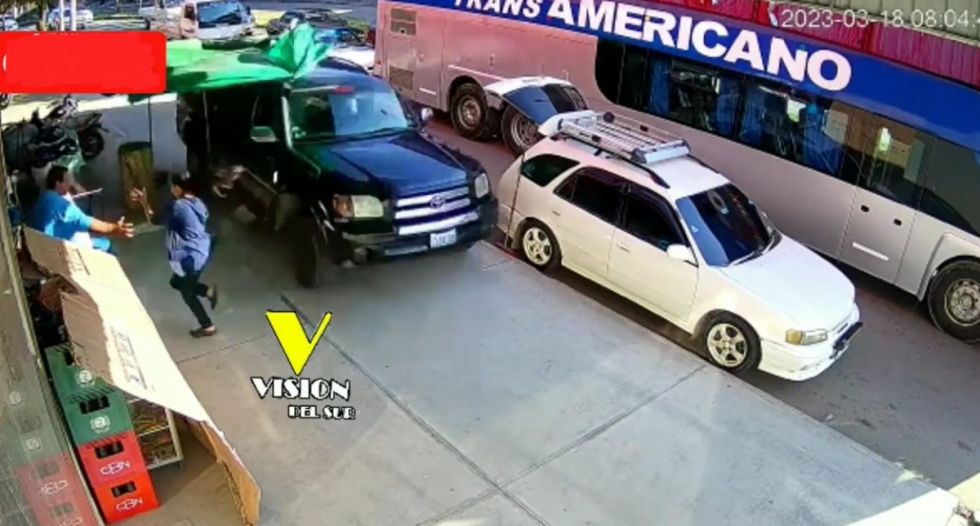Comerciante se salva de ser atropellada por conductor en aparente estado de ebriedad (VIDEO)