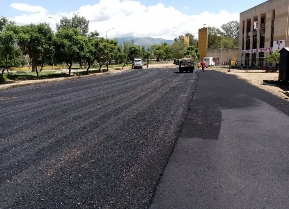 Pavimentan patio de comidas en el parque Temático 
