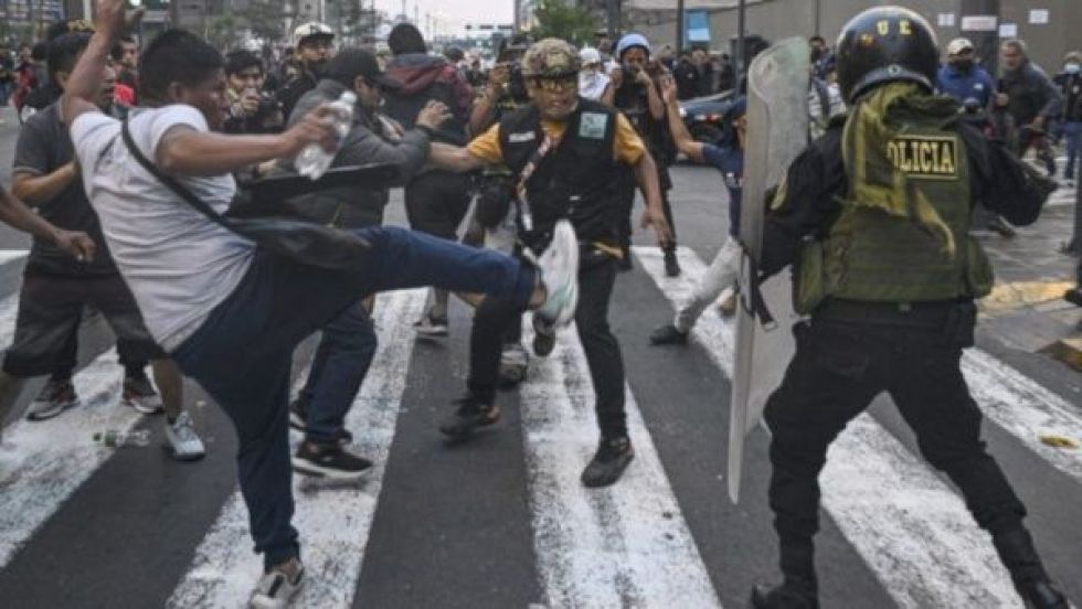 Sustituyen a ocho generales en Perú vinculados a la brutal represión de las protestas
