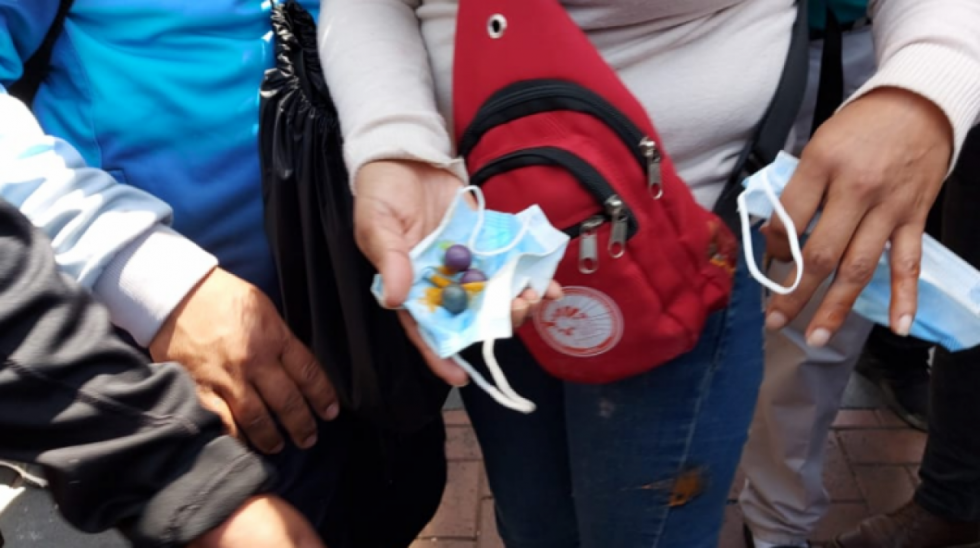 Policía usa balines y gases lacrimógenos contra marcha de maestros; hay profesores heridos