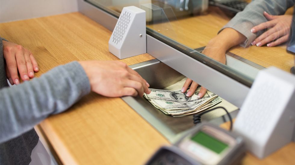 Ministro conmina a Asoban a responder qué pasa con los dólares en los bancos