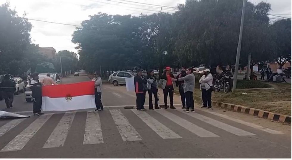 Maestros despliegan bloqueos en diferentes calles y salidas de Tarija