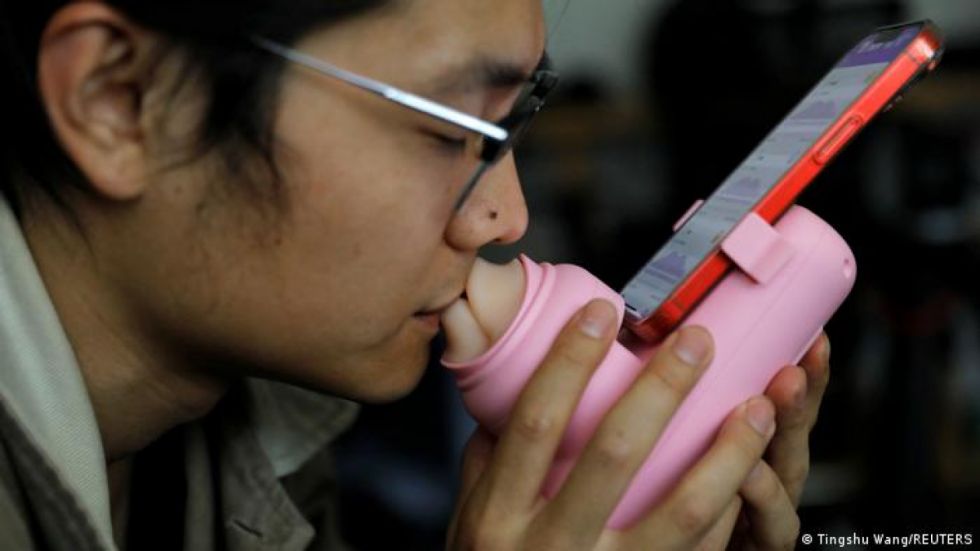 Empresa china presenta un dispositivo para “sentir y dar” besos a distancia