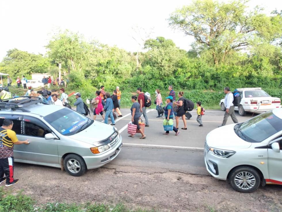 Maestros bloquean carreteras al Chaco y las fronteras con Argentina y Paraguay