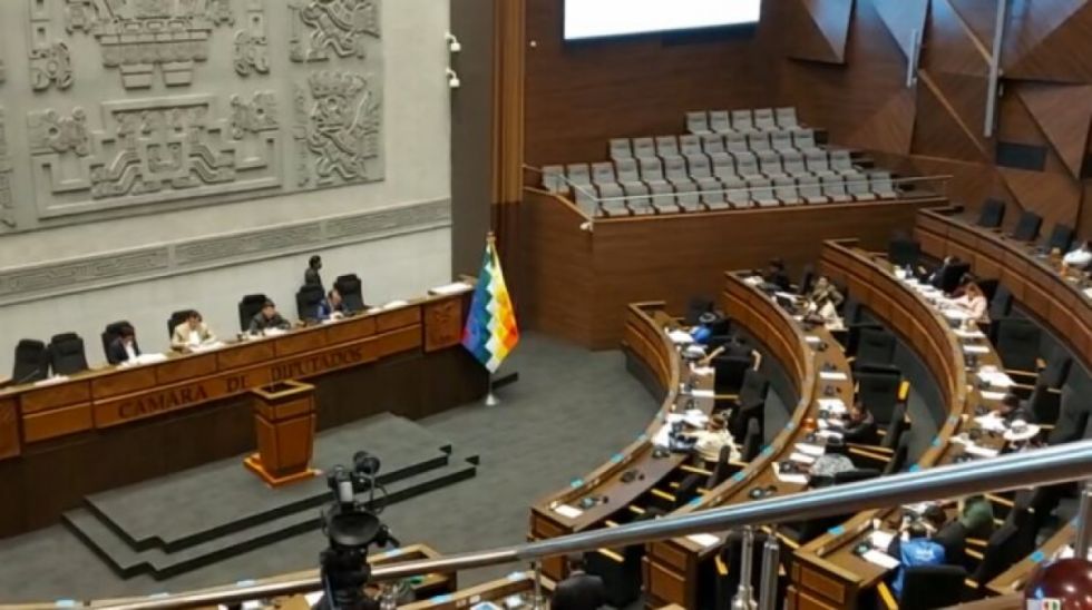 Oposición y "evistas" rechazan proyecto de Ley del oro 
