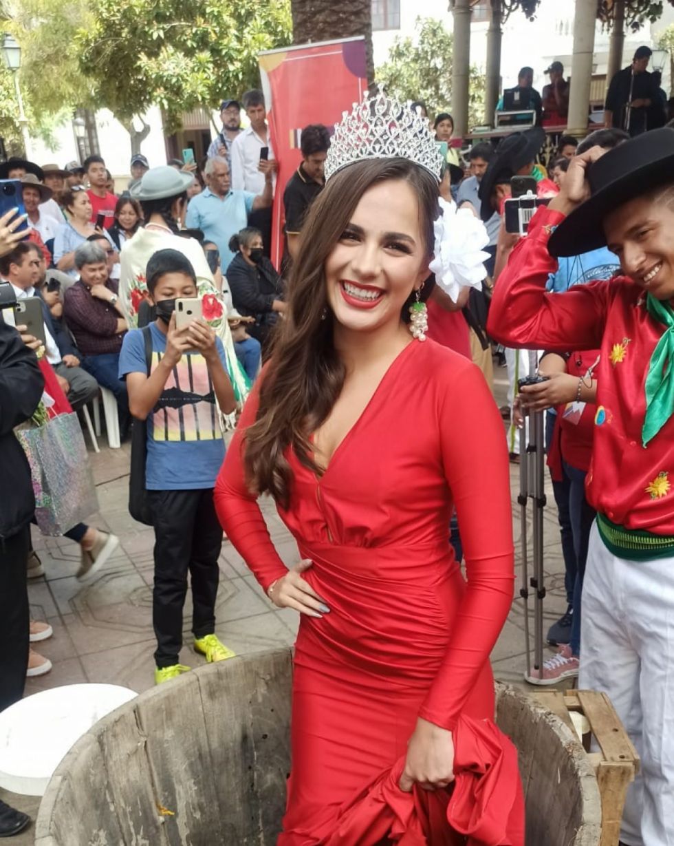 Carrozas, pisa de uva y proclamación de la reina dan inicio al Festival de la Viña y el Vino en Tarija
