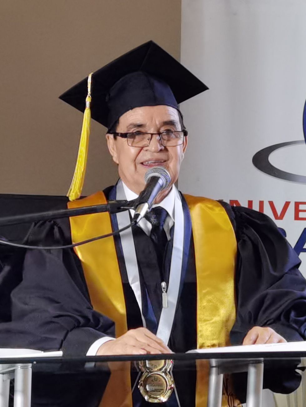 Jaime Salinas Reque es investido como Doctor Honoris Causa por la UCATEC