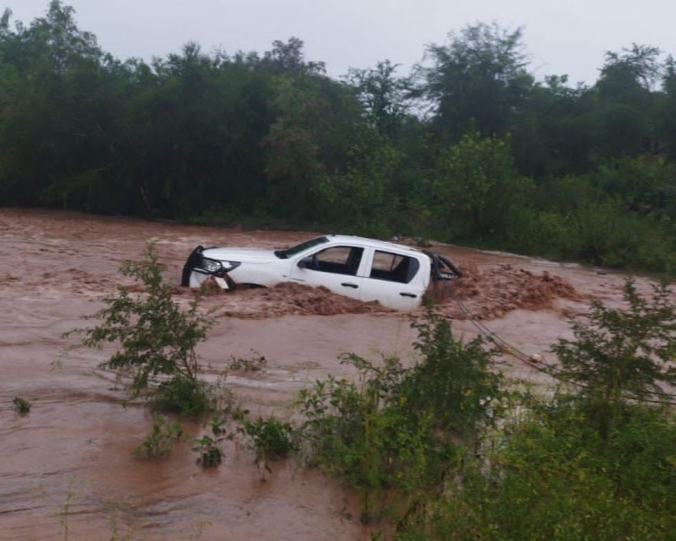 Quebrada arrastra un vehículo en Yacuiba