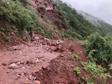 Persiste el derrumbe en el tramo Palos Blancos-Villa Montes