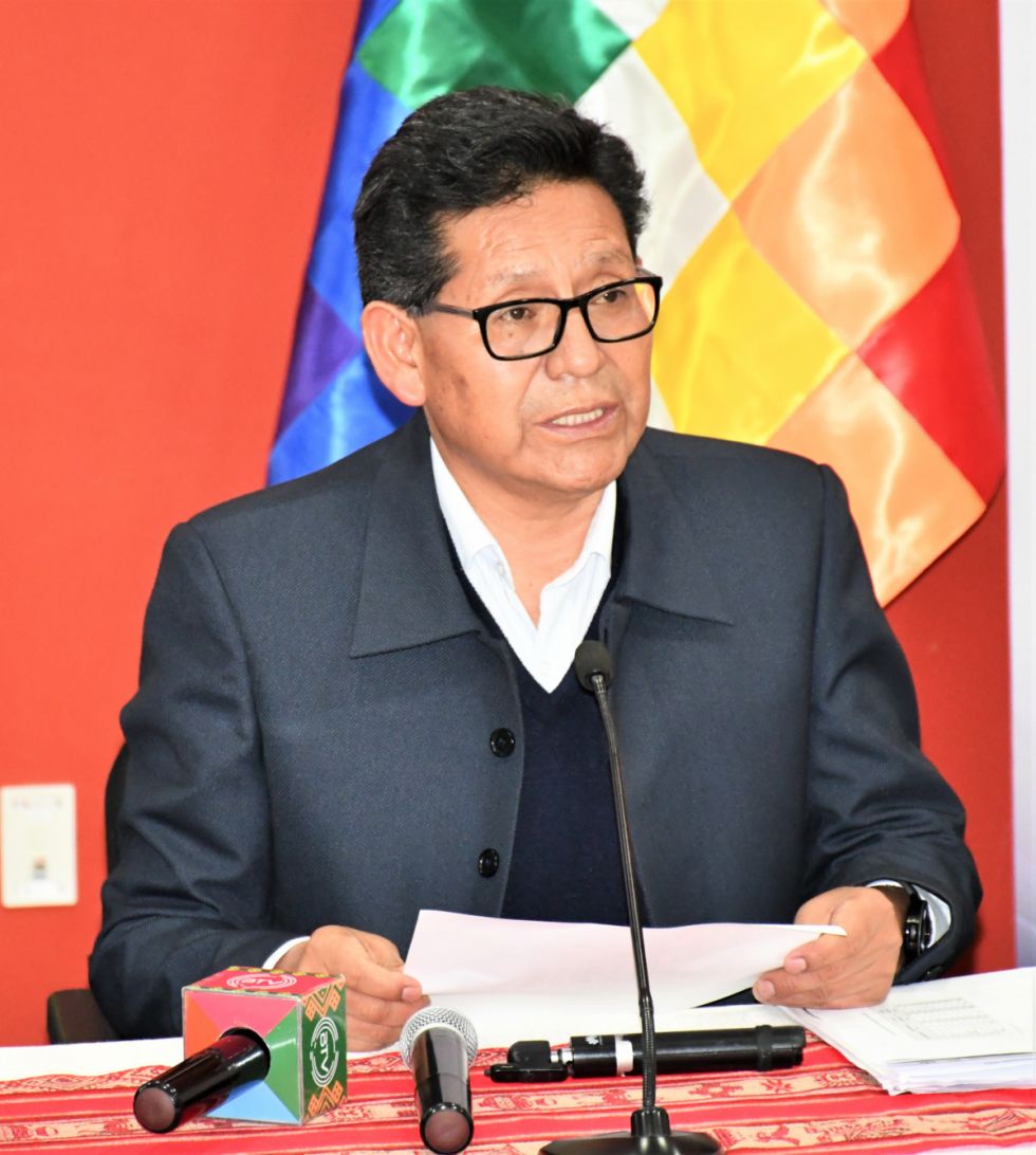 Ministro Pary denuncia que maestros obligan a padres a marchar