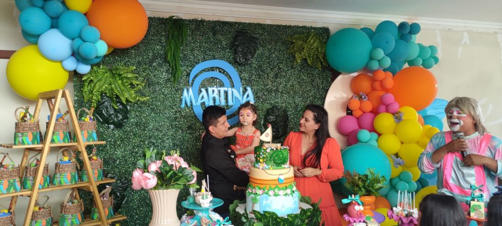 Globos, torta, cotillón, juguetes, parque de diversiones, payasos y adornos con la temática de Moana, adornaron la fiesta