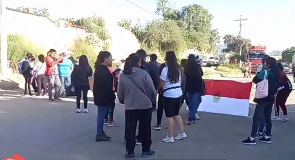 Maestros de Tarija inician jornada de paro y cierre de carreteras