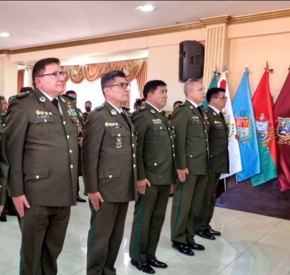 El coronel Claure, el primero de la derecha, junto a los nuevos comandantes departamentales