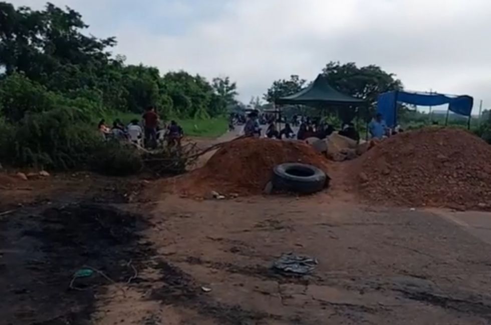 Yacuiba: maestros acatan segundo día de paro con bloqueos