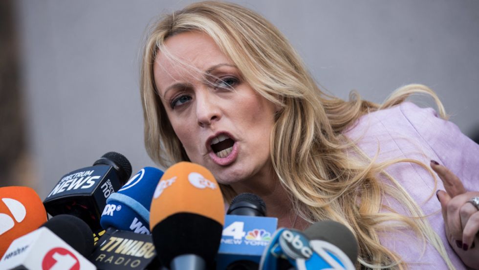 Actriz porno quiere testificar contra Trump, pero teme por la violencia que desataría en EEUU