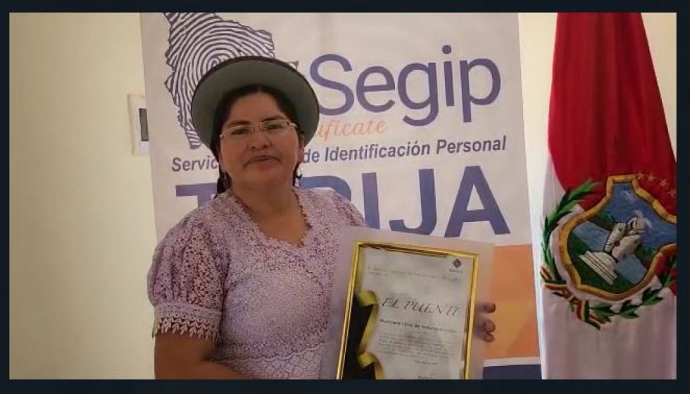 La alcaldesa Sara Armella tiene en sus manos la certificación de la declaración 