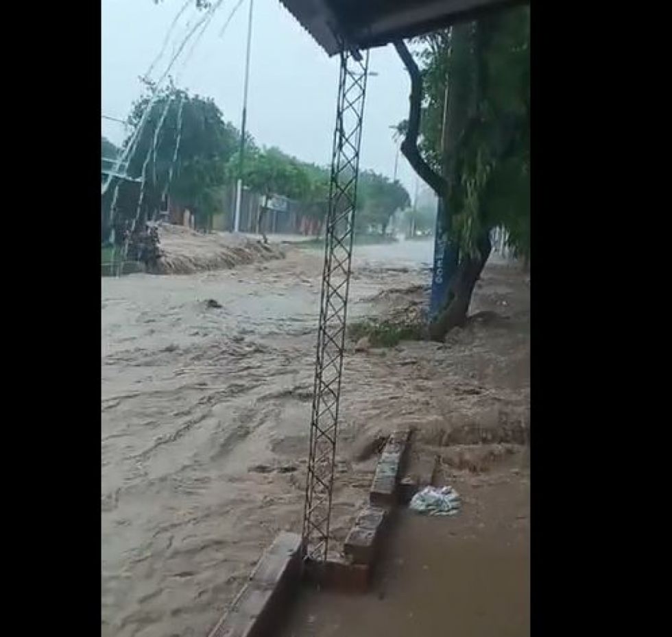 Calles de Bermejo y Yacuiba convertidas en ríos tras torrencial lluvia del martes (Videos)