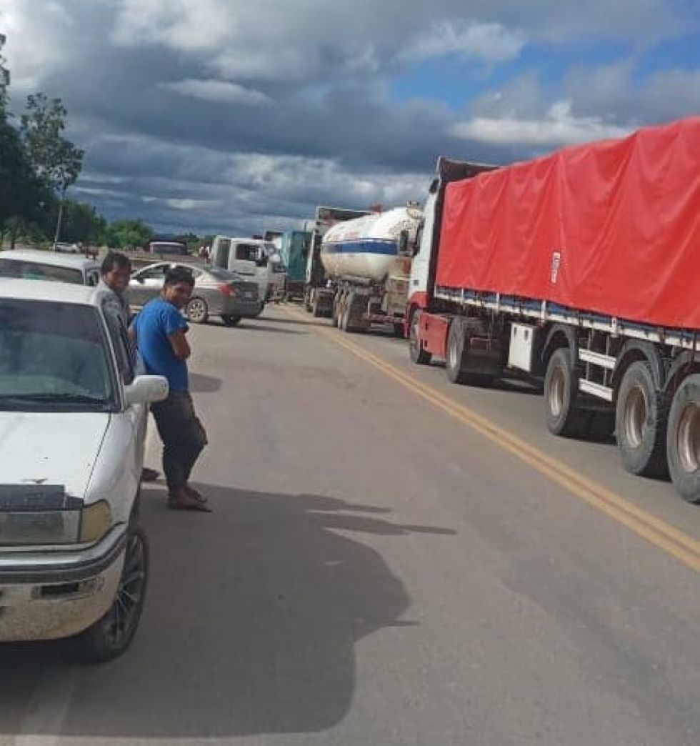 Suspenden bloqueo por la doble vía en Yacuiba, Ábrego y Montaño se reunirán en Tarija 