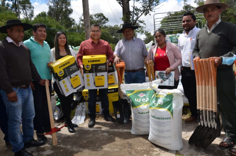 Tarija: Comunidades reciben urea, herramientas y cheques del Prosol
