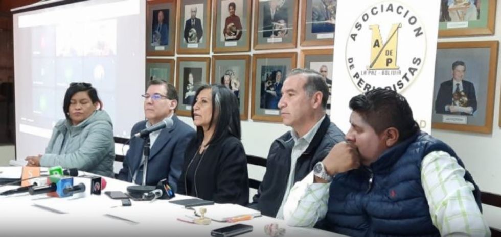 Periodistas piden al Gobierno eliminar artículos de leyes que violan la libertad de expresión