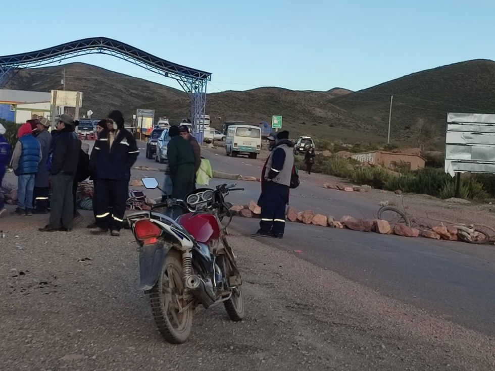 Pobladores de Nor Chichas toman minera y bloquean caminos por contaminación ambiental