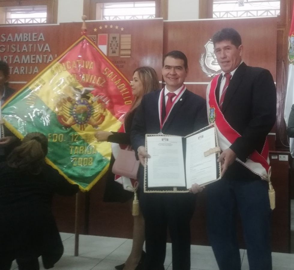 El Rector de la UCB de Tarija recibe la insignia “Libertadores del Sur”