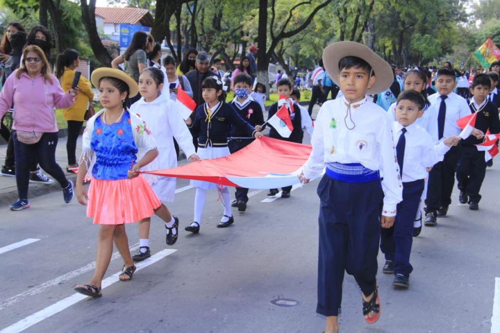 Desfile escolar da inicio a los festejos por el aniversario de Tarija